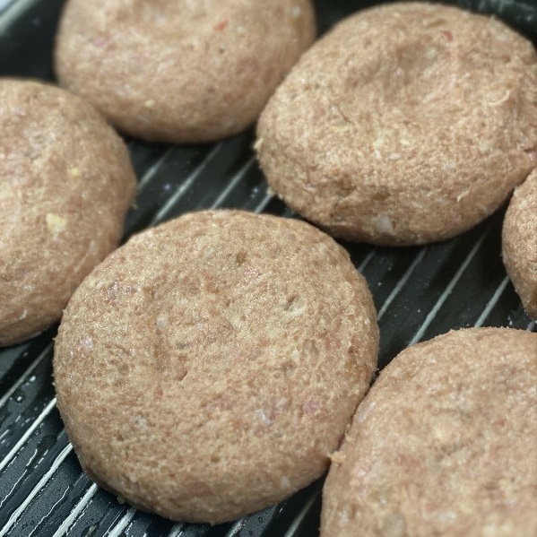ハンバーグ仕込み中