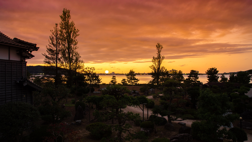 *［文豪に愛された和室8畳の景観］夕陽に染まる東条湖をお部屋から望めます