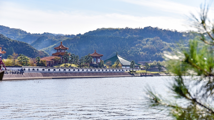 *貸切露天風呂【名月の湯からの眺望】東郷湖ごしの燕趙園を望むことができます。