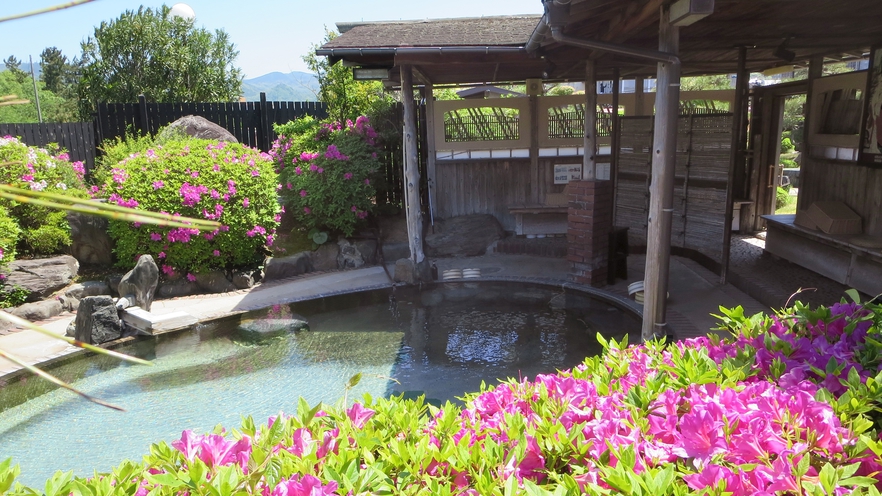*庭園露天風呂(羽衣の湯・女性)初夏には湯舟から美しいつつじの花見露天をお楽しみいただけます。