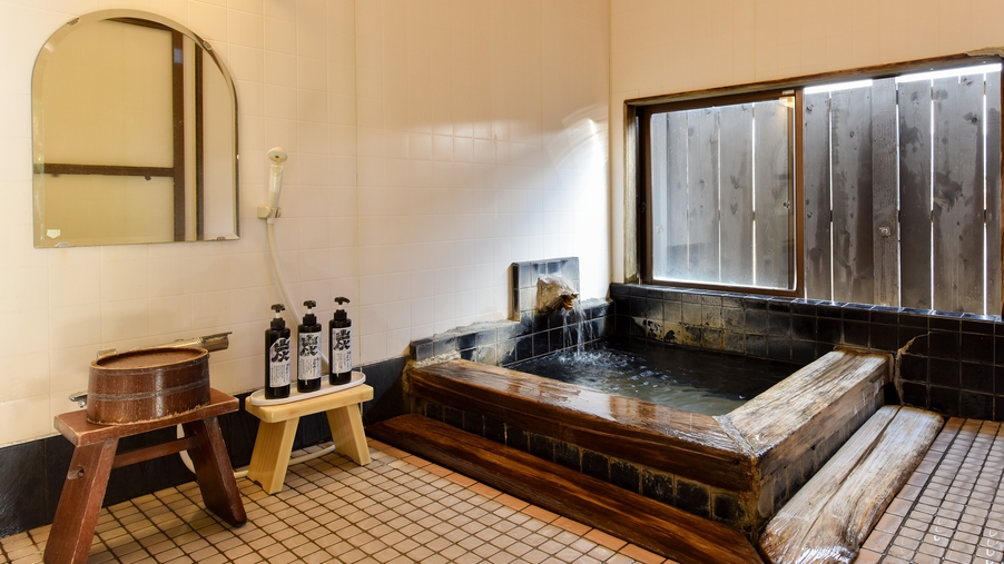 *貸切露天風呂【名月の湯】源泉かけ流し、内湯と東郷湖に面した露天風呂の2つをお楽しみいただけます。