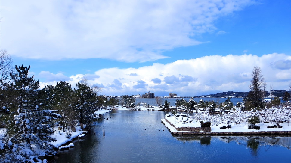 *【レイクビュー和室2Fからの眺望一例】冬季は暖かいお部屋から白銀に染まったお庭と東郷湖を望めます。