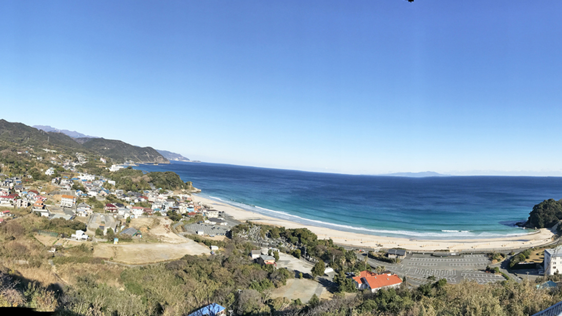 見下ろす白浜の風景