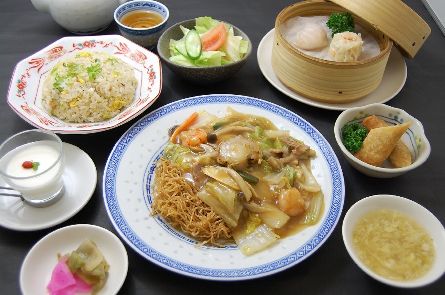 《ご夕食》海鮮五目あんかけ焼きそばセット 一例（地下1階「餃子屋台」）