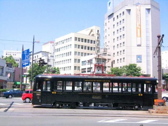 JR岡山駅からは路面電車が便利です！（「城下（しろした）」電停下車すぐ）
