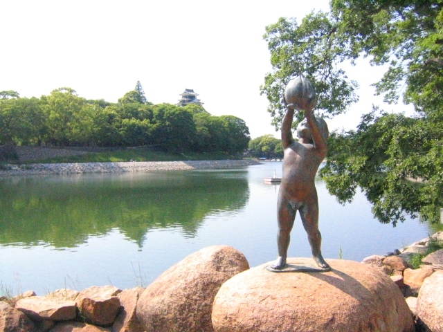 水辺のももくん