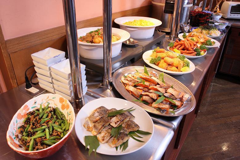 《ご朝食》鰆（さわら）の西京焼ほか