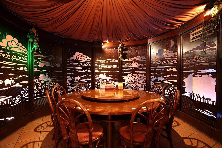 地下1階「餃子屋台」円卓