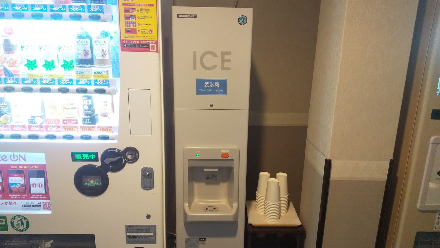 製氷機は１F自動販売機コーナーにございます。