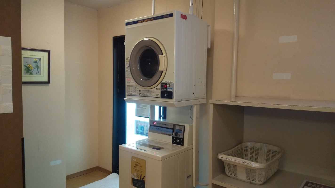 大浴場内コインランドリー（男性用１台）洗濯機200円／回・乾燥機100円／30分