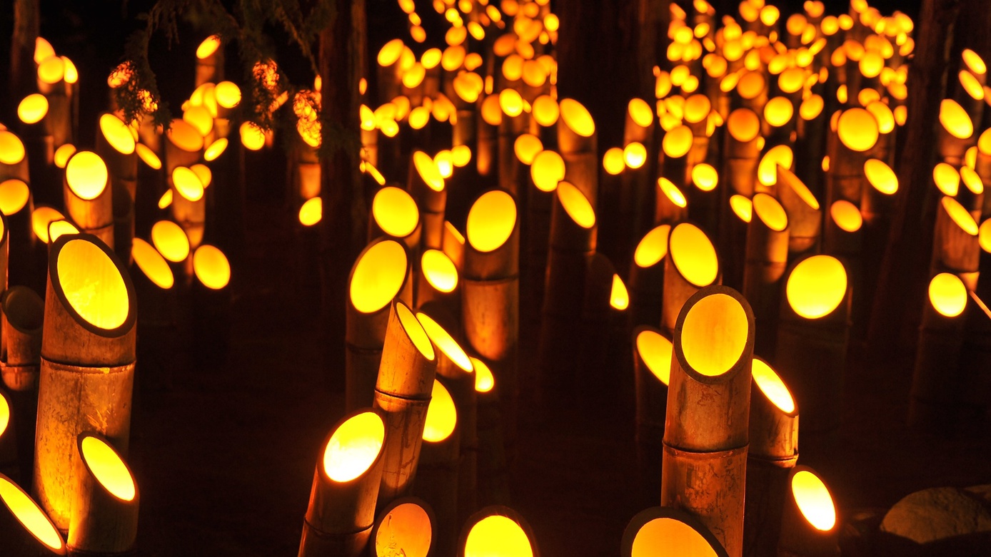 *[穂高神社の神あかり]竹の灯篭に幻想的なあかりが灯る夜