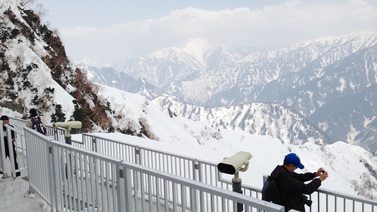 *黑部大観峰／駅の屋上展望台から一望する黒部湖や後立山の大パノラマは、アルペンルート屈指の美しさ