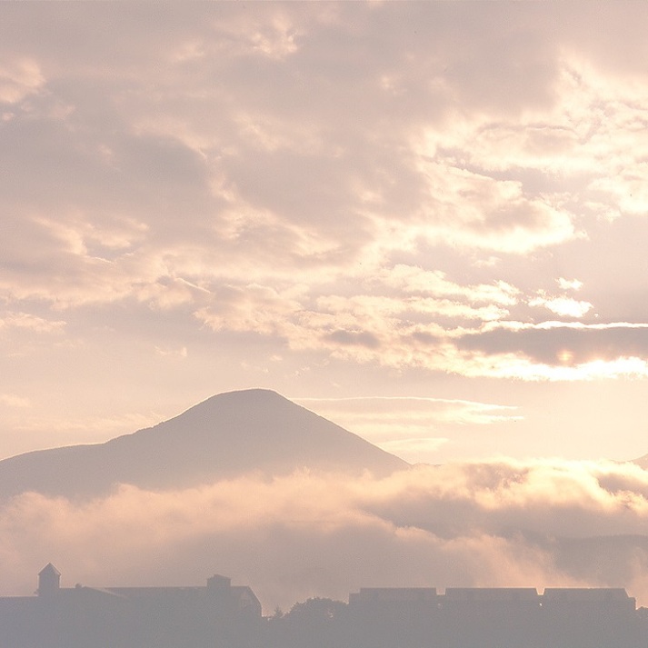 朝焼けに染まるホテル全景