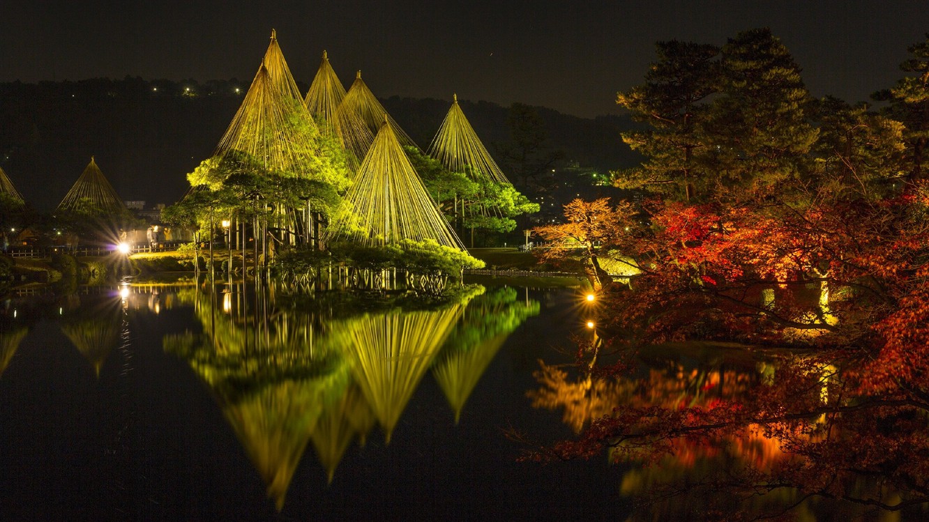 兼六園・冬(ライトアップの様子)(写真提供：金沢市）