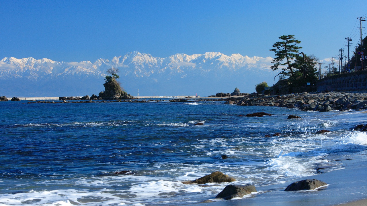 雨晴海岸から眺める立山（高岡市）アパホテルから35分【画像提供：富山県】