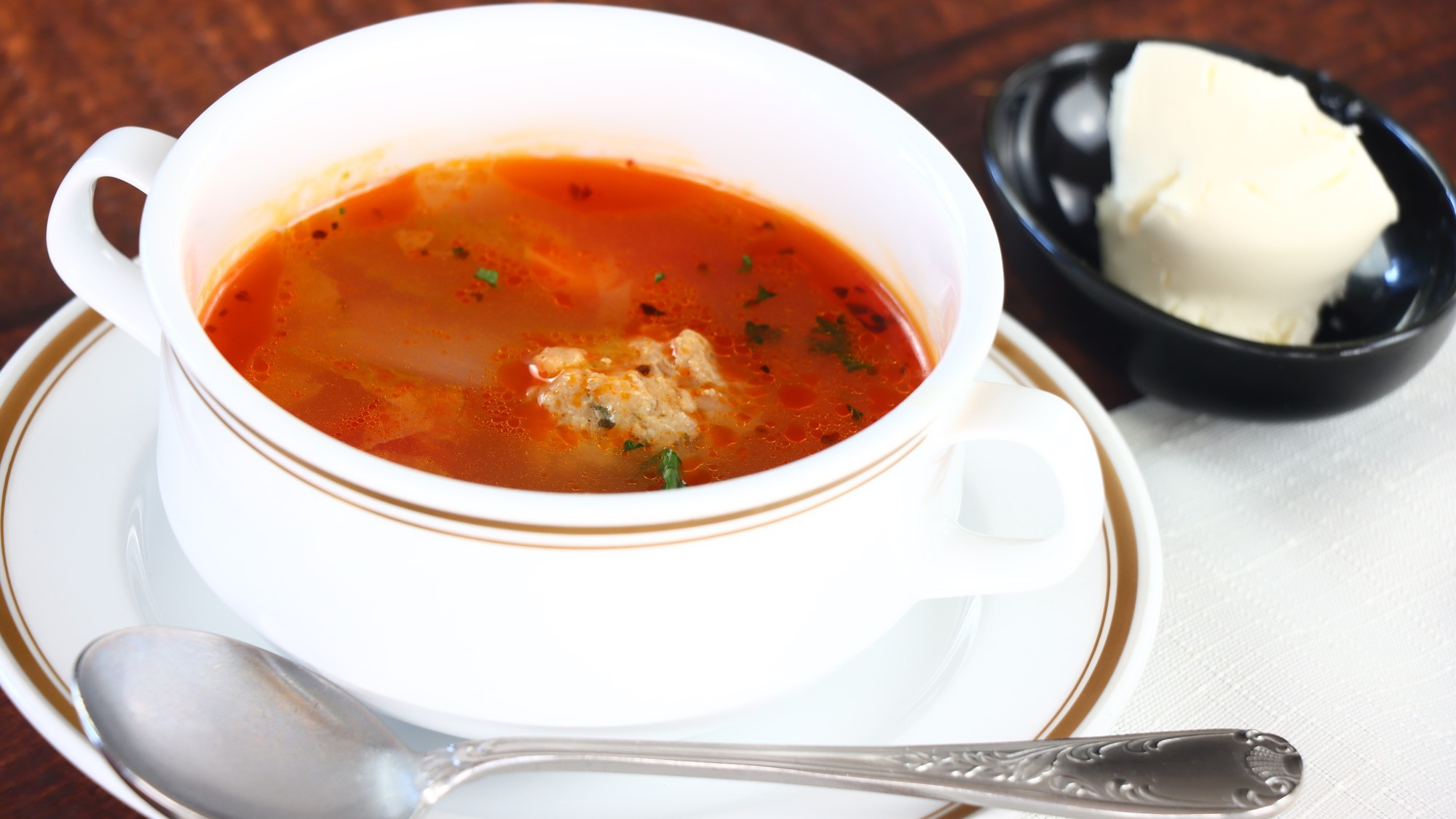 スープ一例_ルーマニア料理のチョルバ デ ペレショアレ。