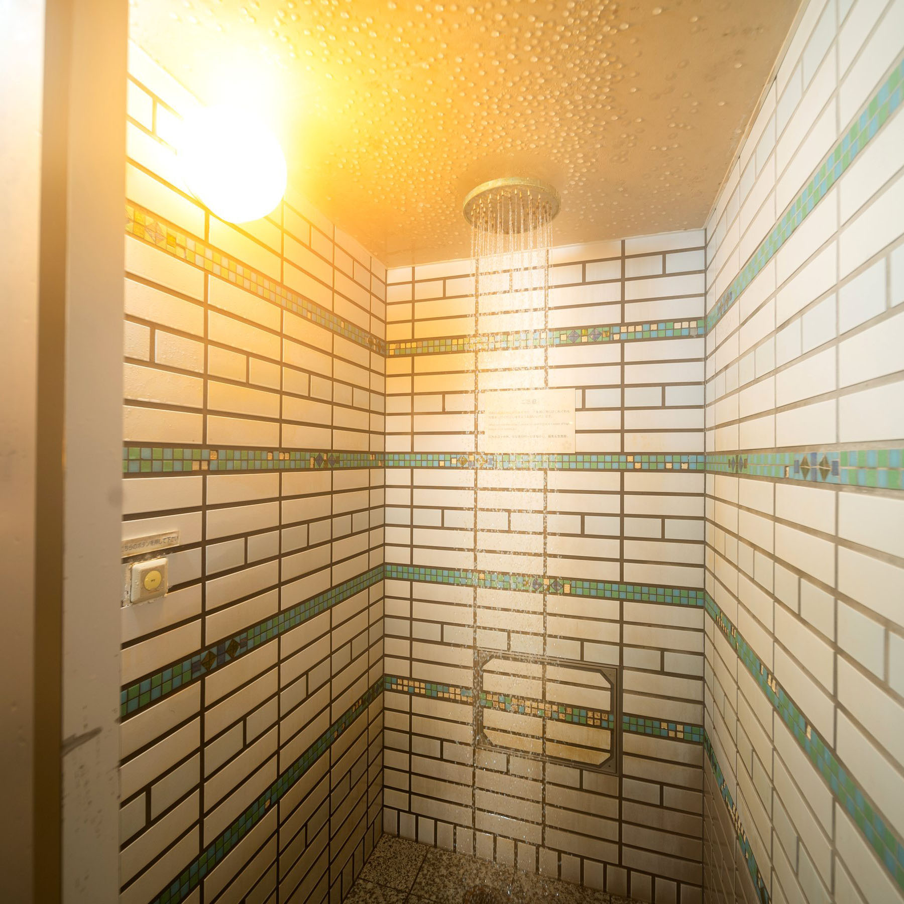 【シャワー:大浴場】広々としたスペースでお身体をお流し下さい。