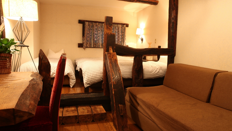 ウッディルーム ヨーロッパの田舎のホテルを思わせる古材やログをふんだんに使った空間。