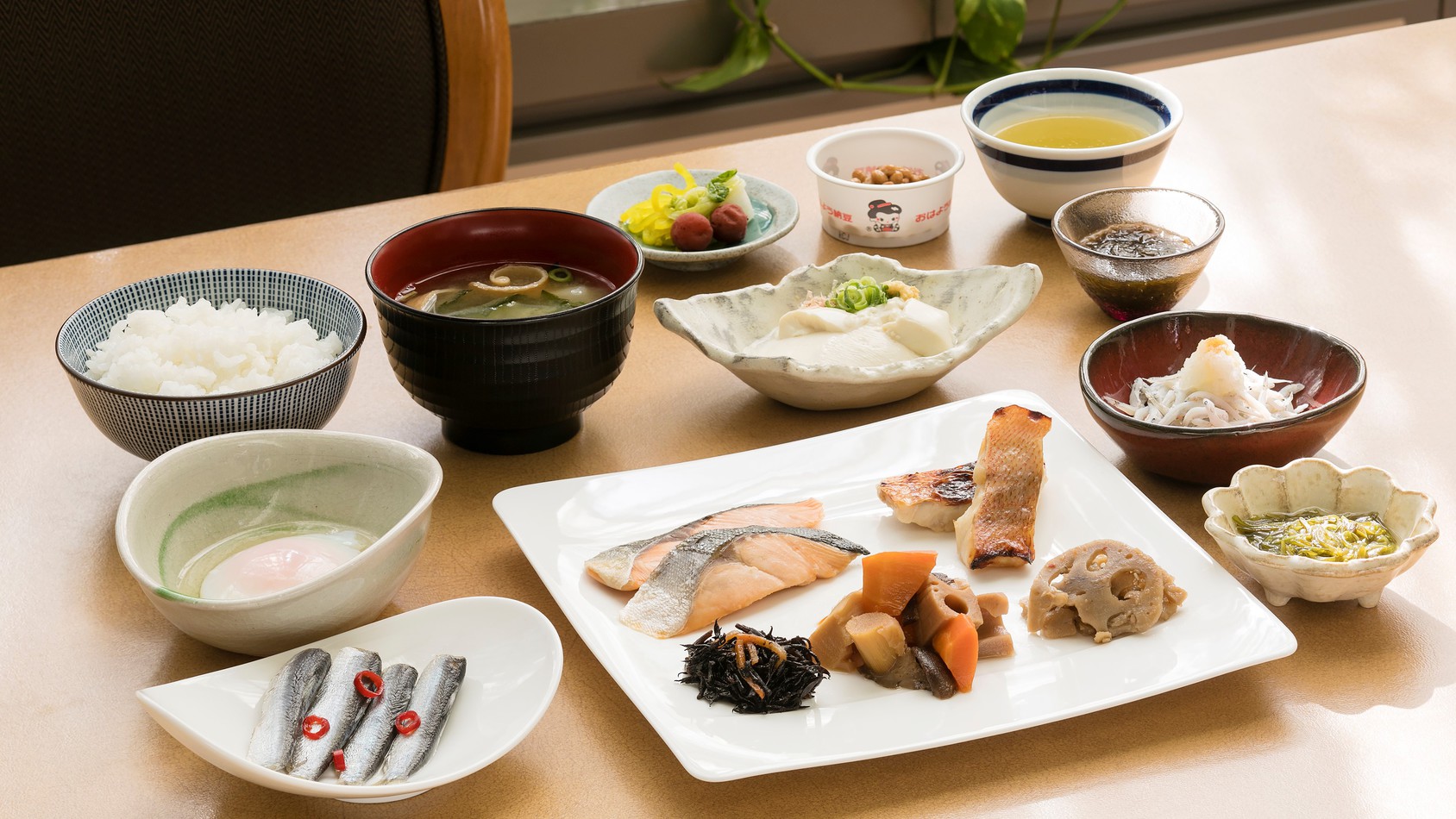 和朝食一例週替わりの焼き魚やお惣菜・ご飯のお供etc.和食派に欠かせないメニューをご用意。