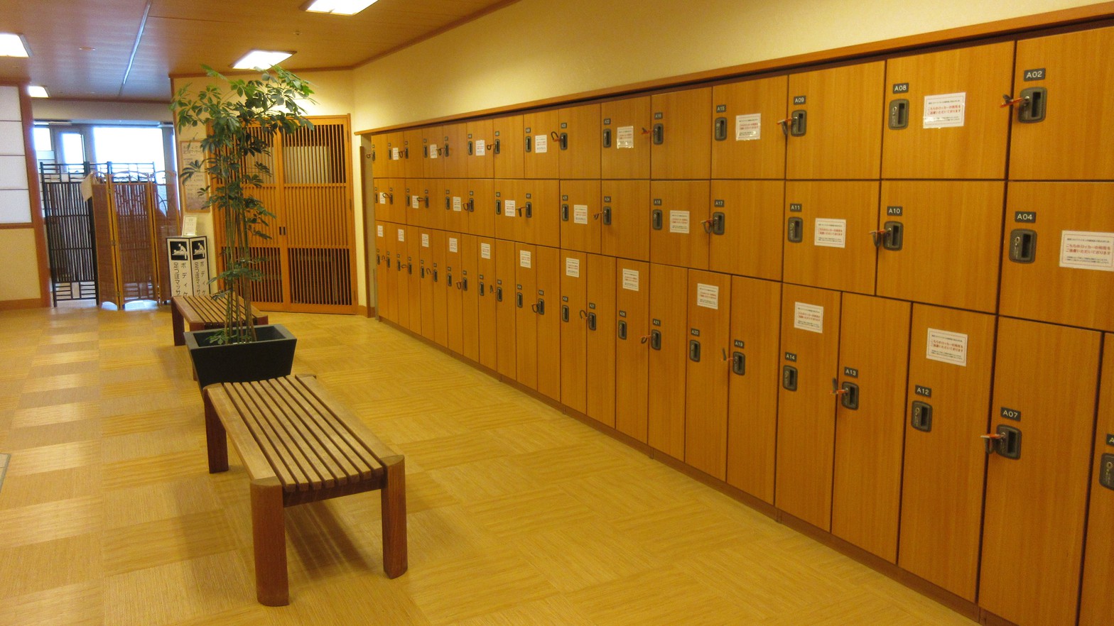 大浴場・脱衣ロッカー（男性）