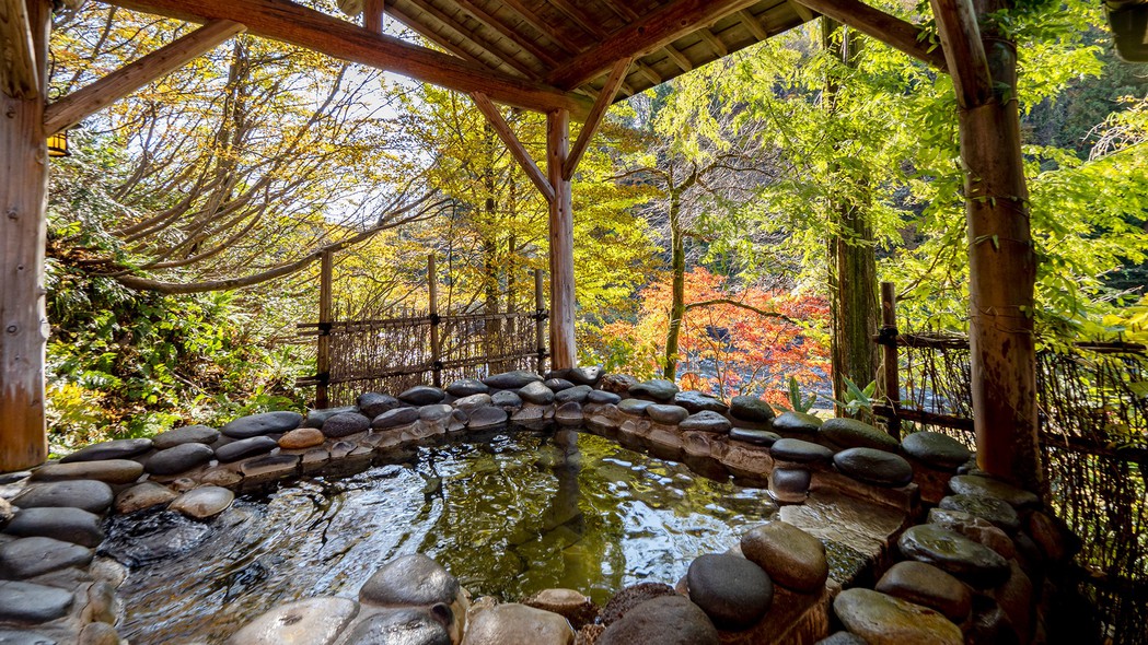 【山の湯石湯露天】秋は紅葉をお楽しみいただけます（貸切タイム：16時頃〜22時頃）