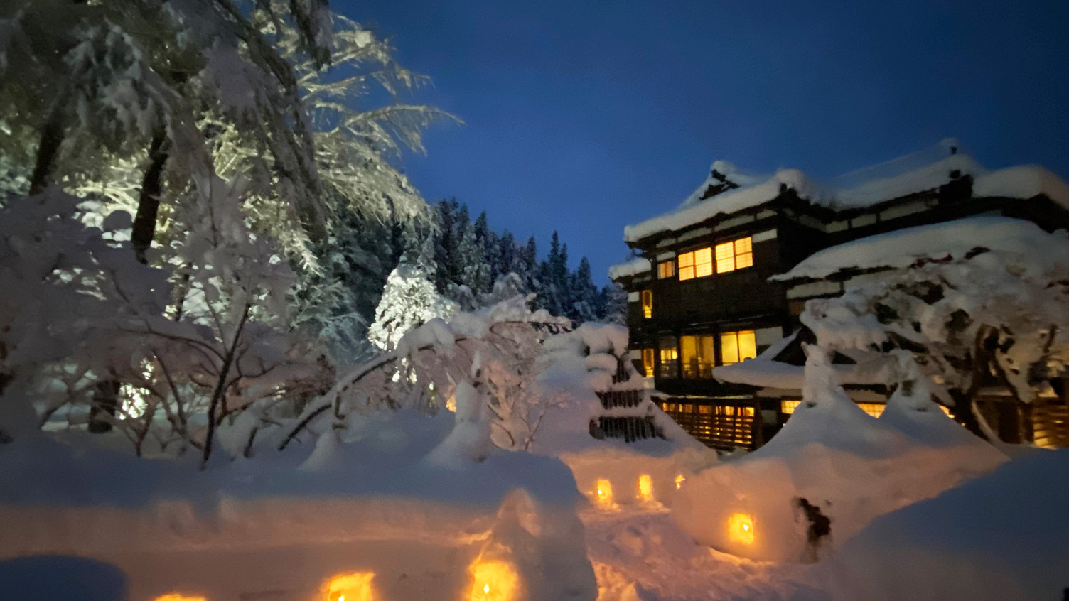 【冬】真冬の風物詩「雪灯篭」