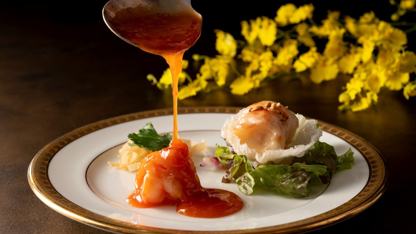 中国料理「桃李」海老のチリソースとマヨネーズソース。見た目も紅白仕立てでお祝いにもおすすめです。
