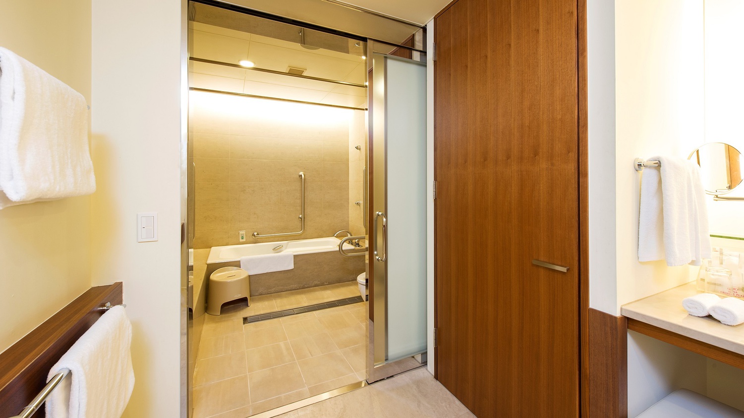 広いスペースを確保した浴室は、車椅子のままご利用可能。バリアフリー対応のお部屋も広々快適です。