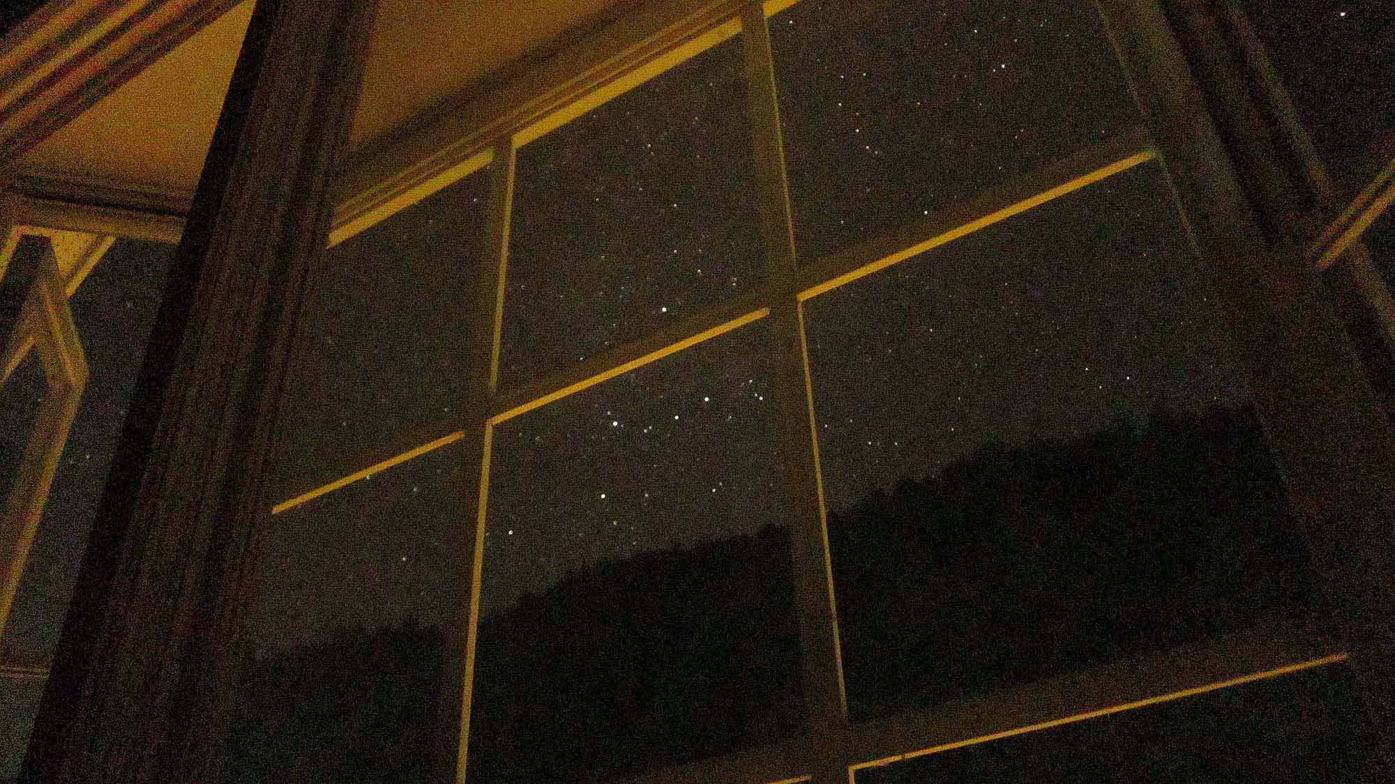 ・満点の星が見える窓辺