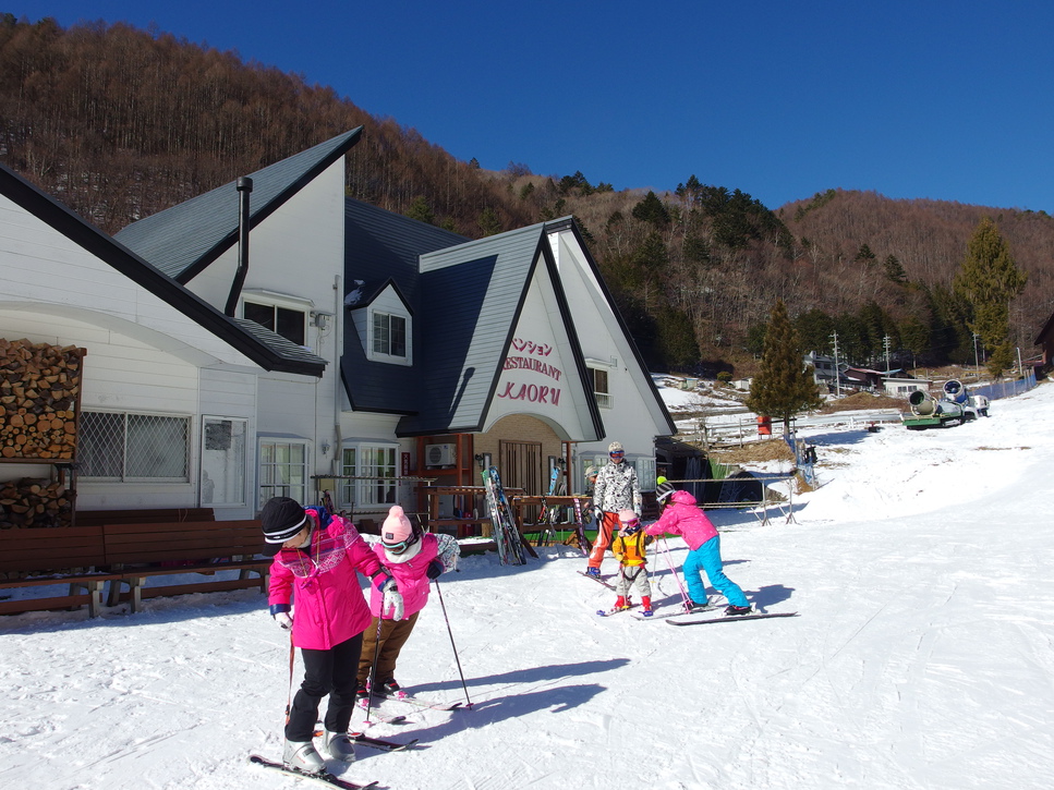 ・ペンションカオルはスキー場にそのまま繋がっているので、子供連れも安心です！