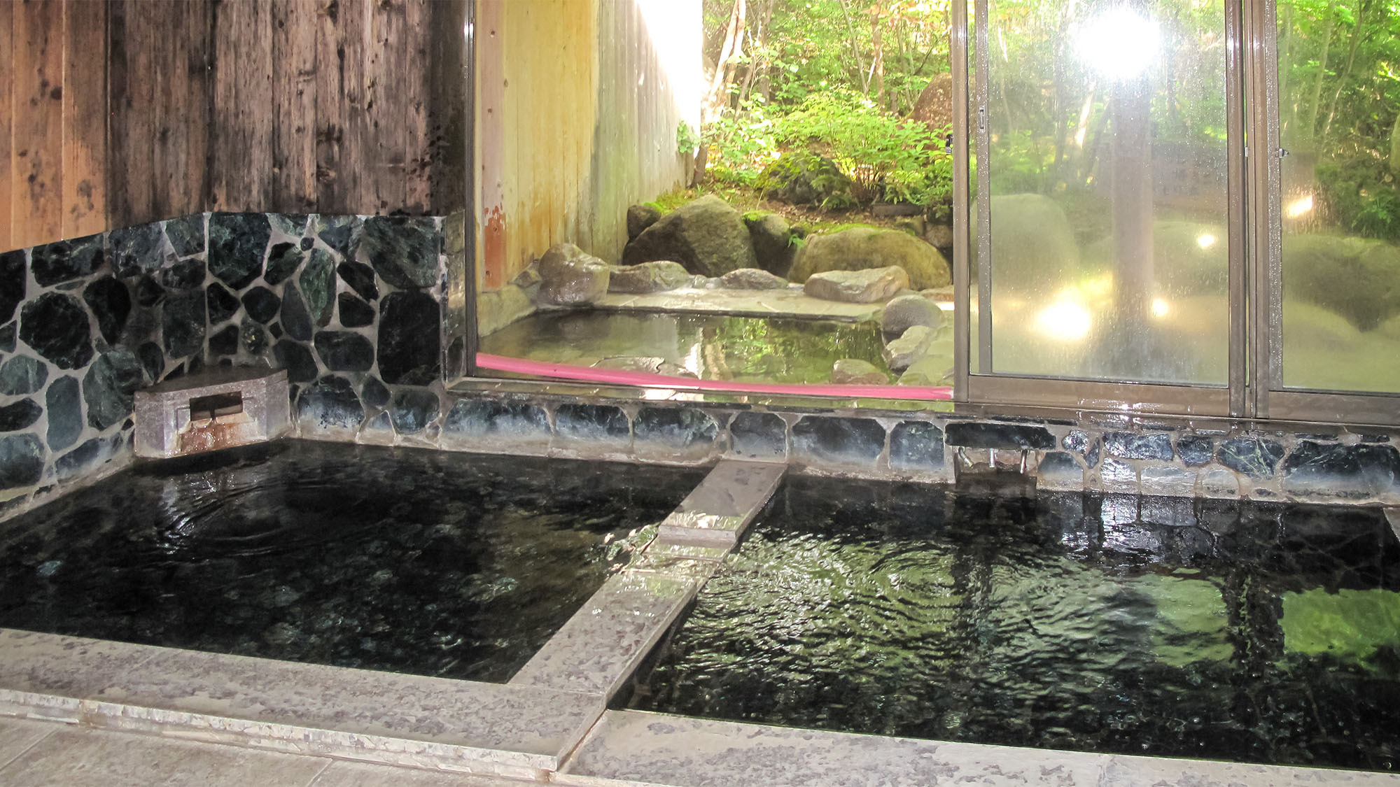 ・当館自慢の天然温泉で手足を伸ばし、ゆっくりとご寛ぎください