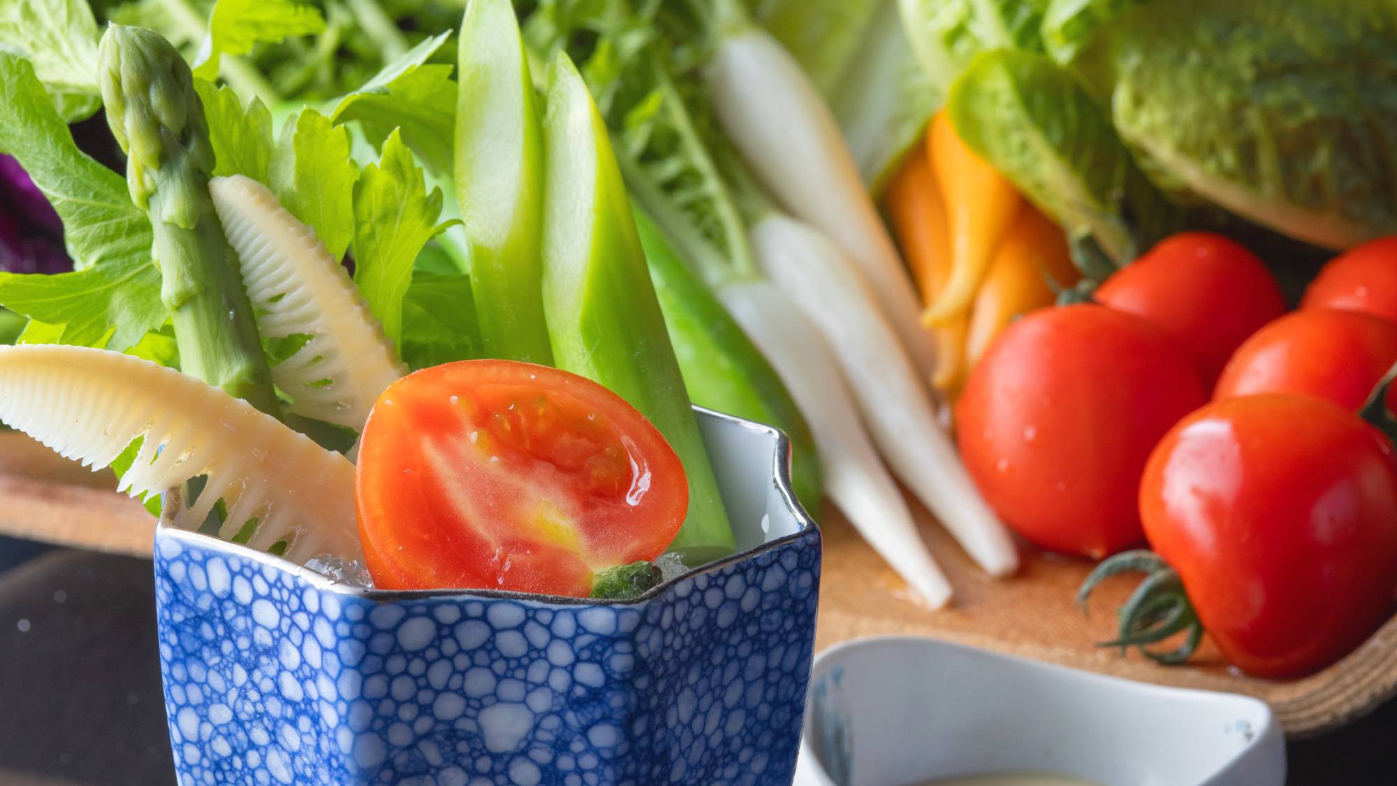 【バーニャカウダ】島の新鮮なお野菜は瑞々しく、野菜の甘みや旨みを感じていただけます