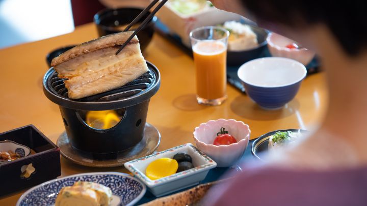 【島の朝ごはん】七輪で焼くと香ばしい香りが広がり、肉厚でやわらかな身は旨みが凝縮されています。