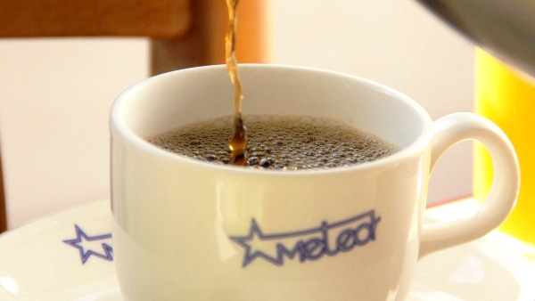 当館のロゴ入りのマグカップでコーヒーをお楽しみください。