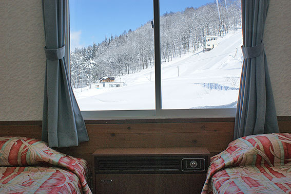 客室より(冬）ノルデイックコースとスキージャンプ台（前山シャンツェ）