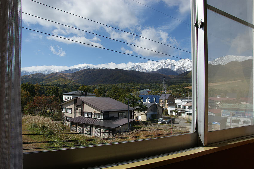 浴室横の窓から栂池高原スキー場とアルプス連峰