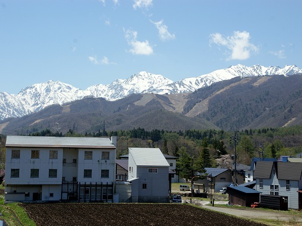 「塩の道」から北アルプスと当館