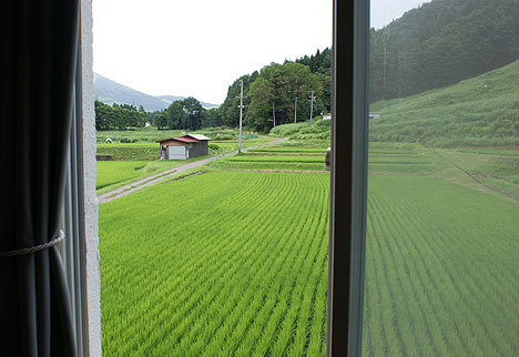 客室より塩の道散策コース（夏）この道をたどれば海まで続く昔の街道です