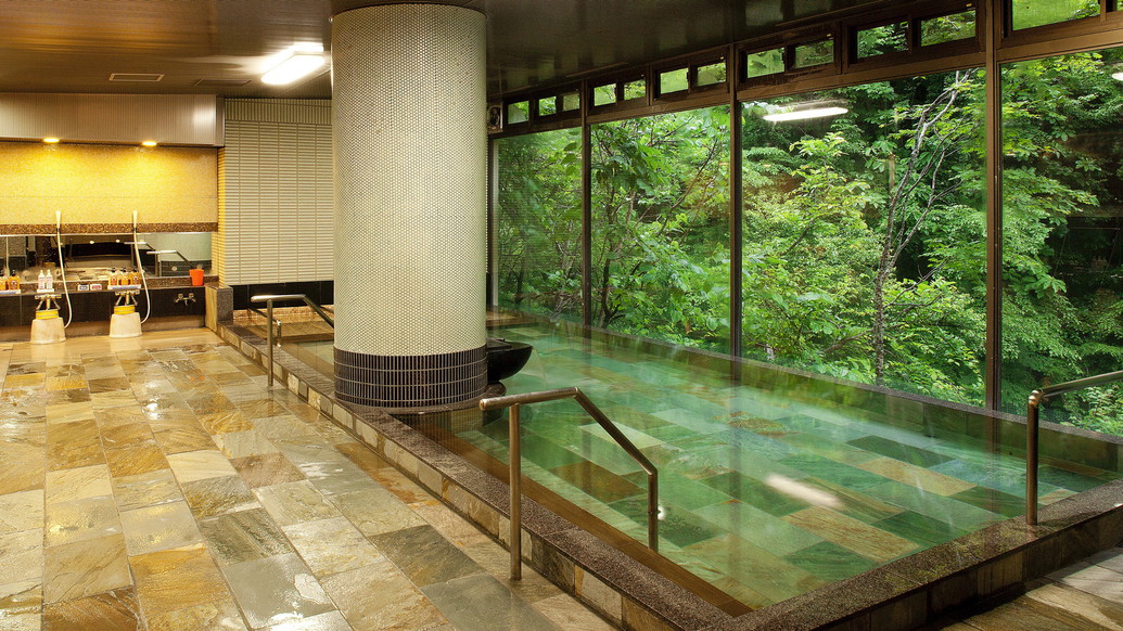 【大浴場／のんびりとゆったりの湯（男・女）】湯西川の自然を間近に感じる開放的な大浴場