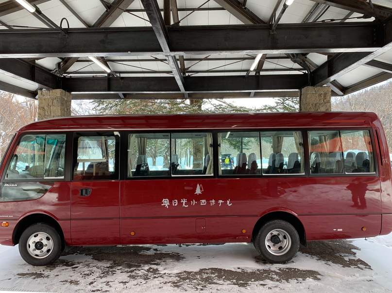 送迎は東武日光駅、１日一回。赤いバスが目印です。