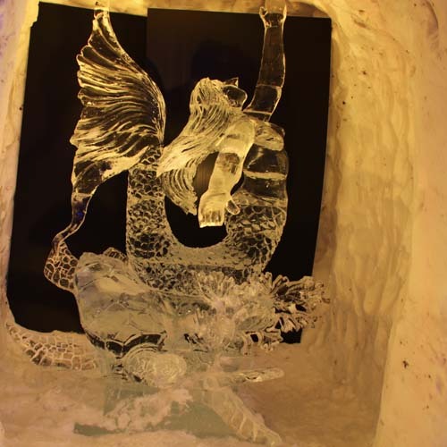 全国のシェフや職人さんが競う氷彫刻大会（1月）