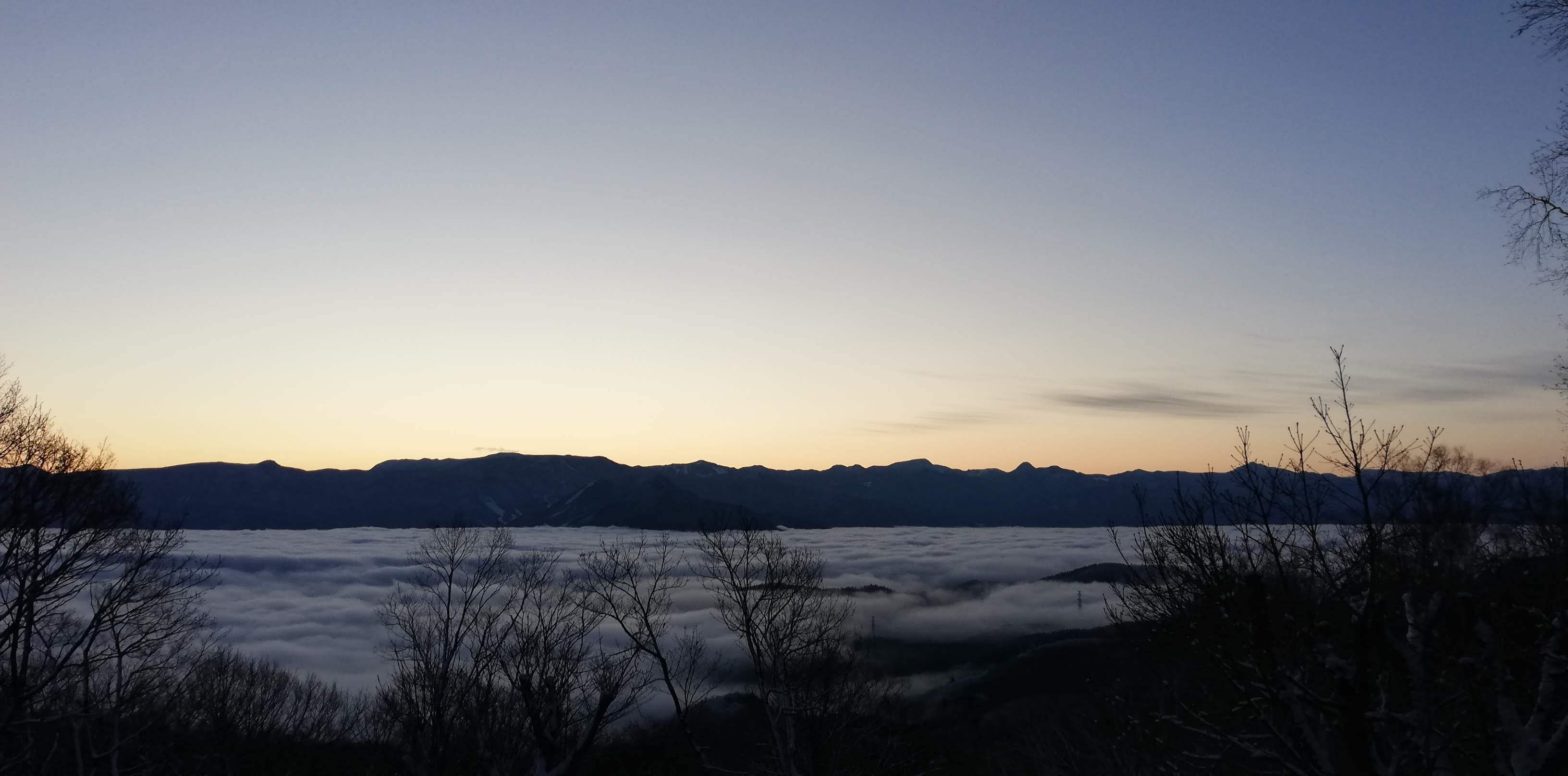 窓の景色雲海と志賀高原山並み