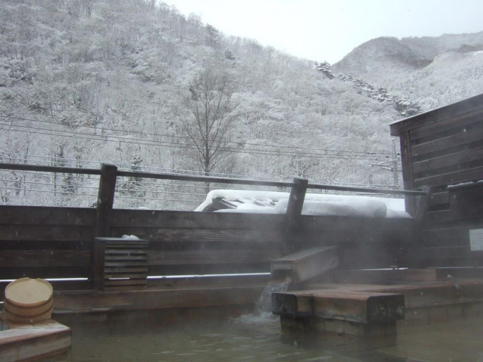 ＜天空露天からの眺め冬のある日＞雄大な雪山を眼前に温泉に浸かる幸せ！