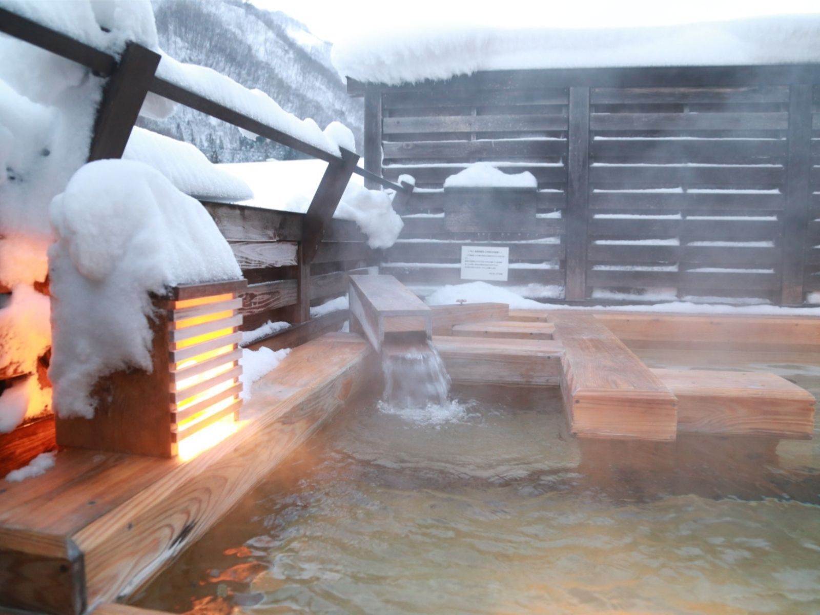 ＜天空露天風呂＞冬の夜には、雪景色と星空が織りなす幻想的な風景が目の前に広がります