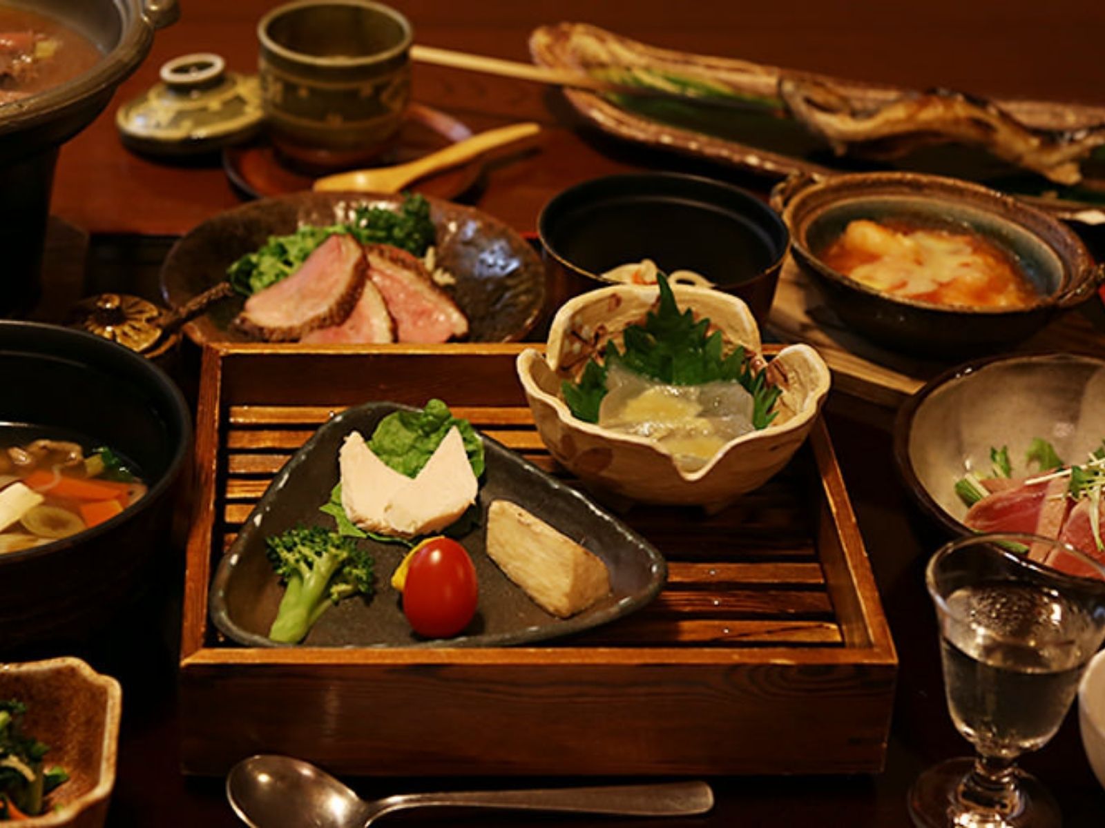 【夕食膳一例】基本プランでは夕食はお部屋食でご提供♪評価も高い「和・洋・中のいいとこ取り」