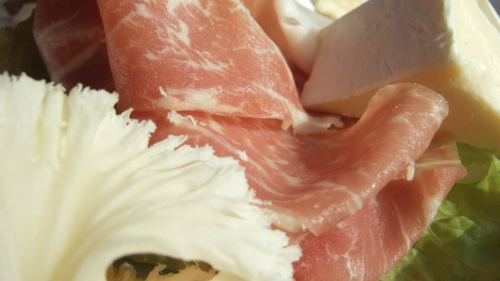 【夕食〜特別料理＝オプション】「生ハムと厳選チーズ」・・・なかやキャストセレクトの美味しさ