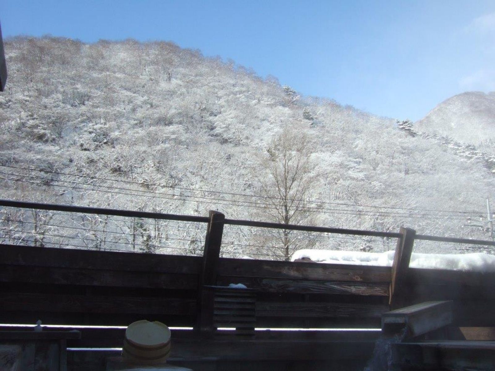 ＜天空露天からの眺め冬のある日＞雄大な雪山を眼前に温泉に浸かる幸せ！