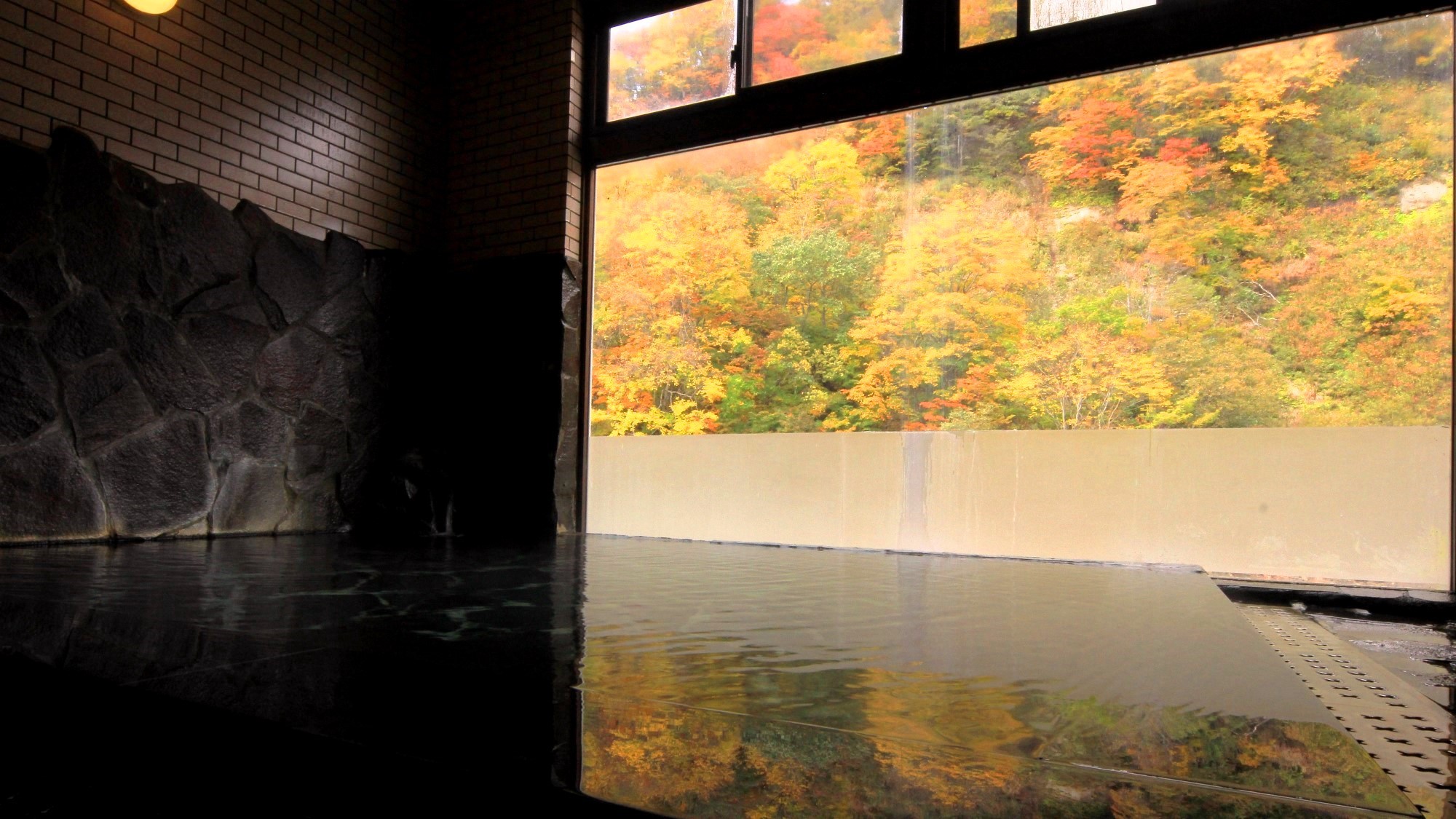 紅葉が有名な秋山郷。内湯からも紅葉狩り