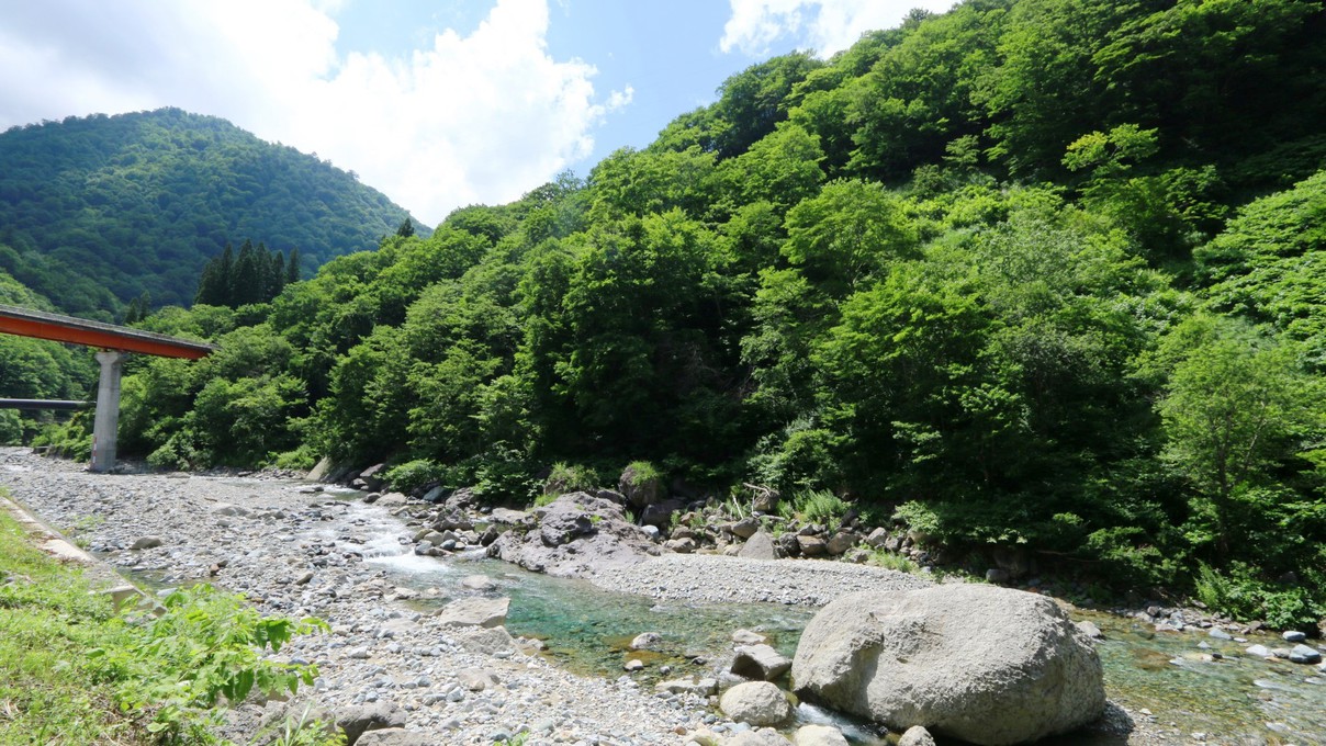 周辺・景色_露天風呂目の前の川 