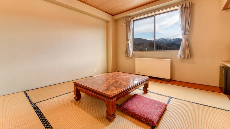 *本館和室／足を伸ばしてくつろげる畳のお部屋。小さいお子様連れにもおすすめです。